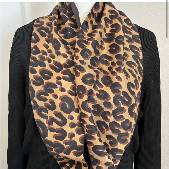 ♥️… LOUIS VUITTON Leopard Twist Infinity Scarf - Picture 3 of 5